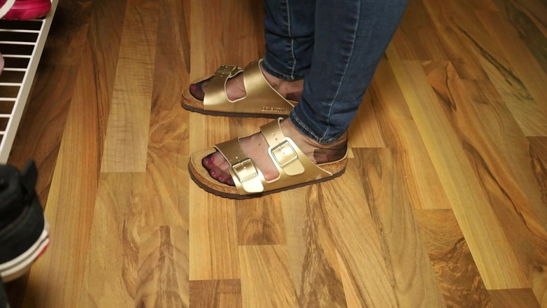 KimisWorld: Calze di nylon e jeans skinny - Penzolanti in sandali classici