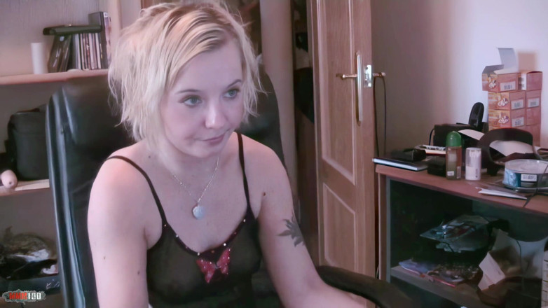 MMM100 Solo: Maeva: Ładna blondynka Maeva Blue tańczy i rozbiera się