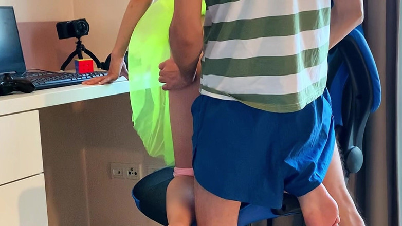 AmateurWifeXx: O padrasto acidentalmente confunde sua enteada com uma esposa deixando...