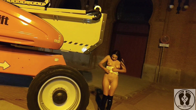 All You Can Fetish: Szalona latynoska suka na zewnątrz publiczny nagi ekshibicjonizm