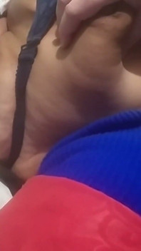 자지 두 개를 무의식적으로 빨고 정액을 삼키는 거유 마누라