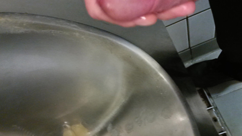 Rockardglans: Pisoare publice masturbându-se purtând haine de lucru, spermă de aproape