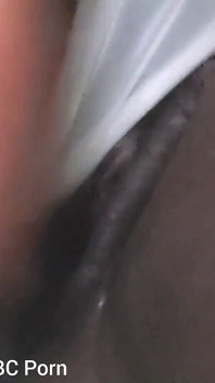 Aku lagi asik ngentot memekku pakai dildo ukuran XL sampai mengerang keenakan