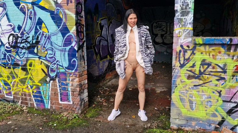 Nicky Brill: Nicky Brill açık havada işiyor derlemesi