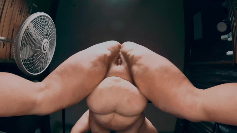 SexyNEBBW: Une BBW sexy s'accroupie la chatte