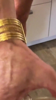 Trans sahibe Naomiperv bir spekulumher kölesi kullanarak senin için kahvaltı hazırlıyor.
