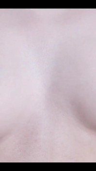 本物の乳首オーガズムと学生童貞の乳首プレイのクローズアップ