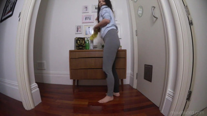 Faye Taylor: Faye Taylor gre leging men polishing aur peshaab kar rahi...