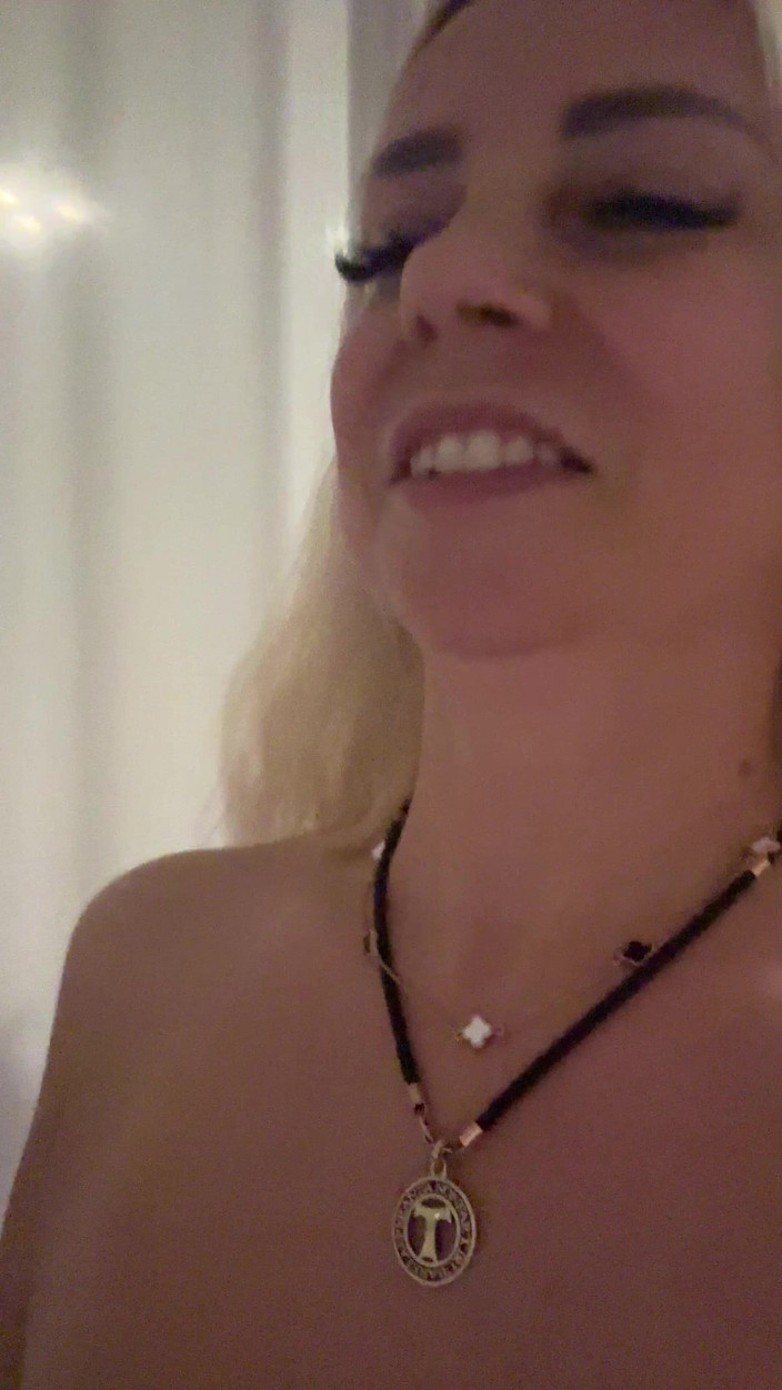 LarisaCum: I'm a Dirty Little Blonde! I Play with My Pussy...