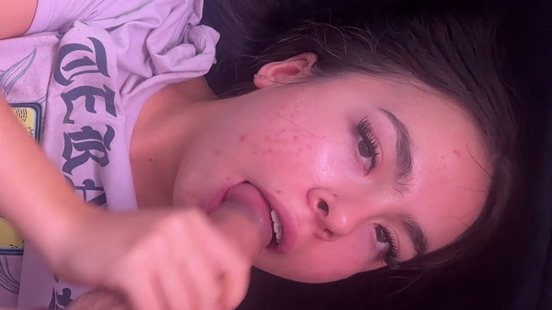 Teen amateur Latinas: 熱い継娘のフェラチオが深い中出しセックスに変わる