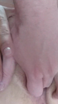 Minha buceta sendo dedada no quintal - close-up