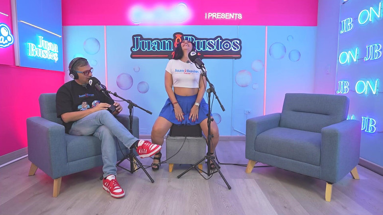 JuanBustos: Сором'язлива мамка Sarahblack шаленіє, коли вона загляпає товстий член оператора