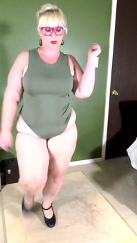 Bbw-latina striptease danst en schudt met haar prachtige dikke lichaam en moedigt je aan om je af te trekken en klaar te komen op aftellen