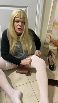 Amateur sexy versauter sissy Transvestiert, ich bin weiße strümpfe und high heels mit dildo dirtytalk squirting sperma-hände fee