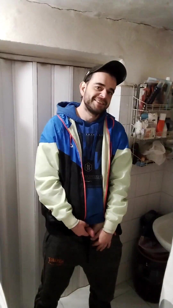 jerkofflover: मैं बाथरूम में अपने पूर्व प्रेमी को झटके दे रहा हूं क्योंकि वह सो गया और मुझे देने वाला कोई नहीं था