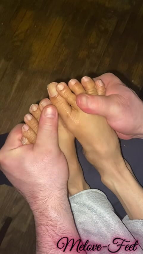 Naelor: Melove的性感脚和长脚趾被naelor按摩