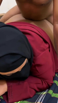 Niqab en Hijab aansluiting: Arabische hete vrouw wordt ruw geneukt met condoom door de vrienden van haar man