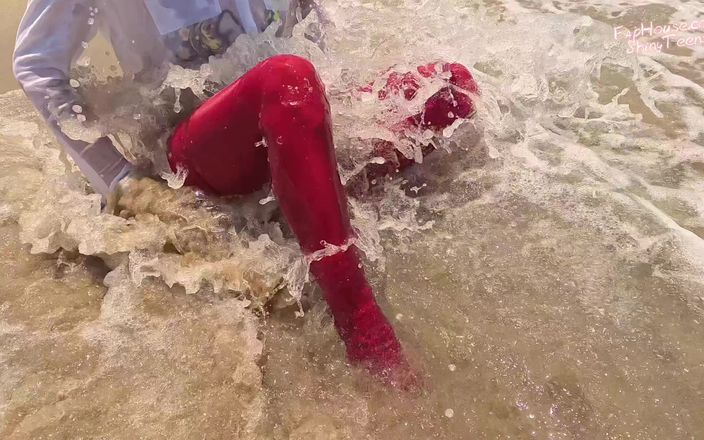 Shiny teens: 859 Shiny Red Spandex vớ trên bãi biển 2