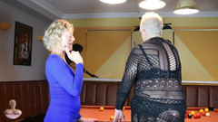 Uk Joolz: Joolz V Molly na kulečníkovém stole ve velmi rušné hospodě!