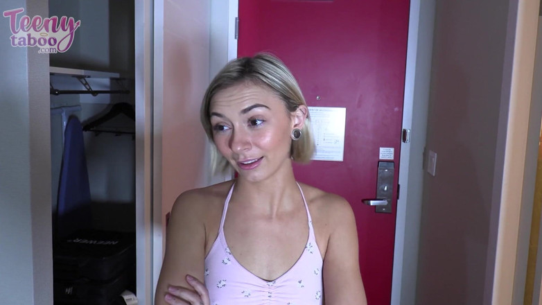 Teenytaboo: Estudiante Chloe usa el coño para graduarse