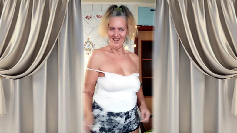 Lukerya: Alegre dona de casa Lukerya em um ambiente caseiro na...