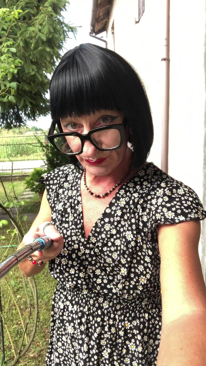 Andreina Naty: 像个小妓女一样在花园里闲逛