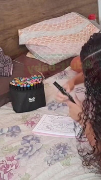 一个对绘画感到厌倦的小女孩决定往屁股里塞黄瓜