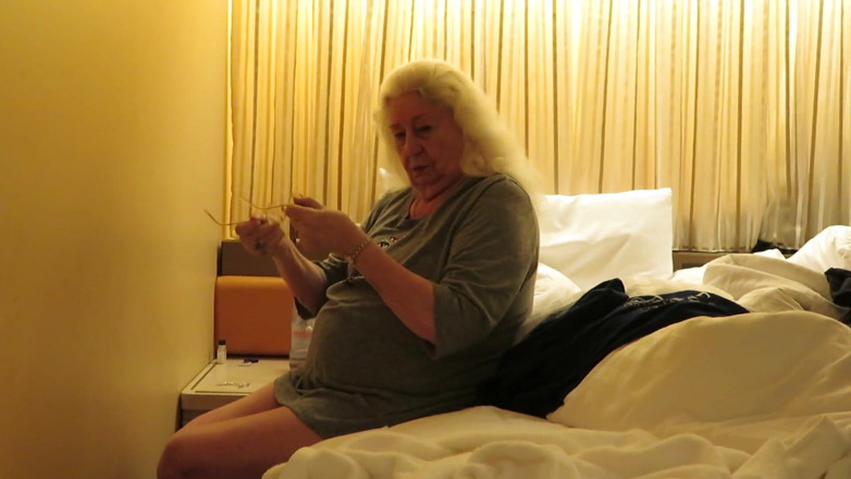 BBW nurse Vicki adventures with friends: Сексуальная бабушка надевает концы до колена 4 U