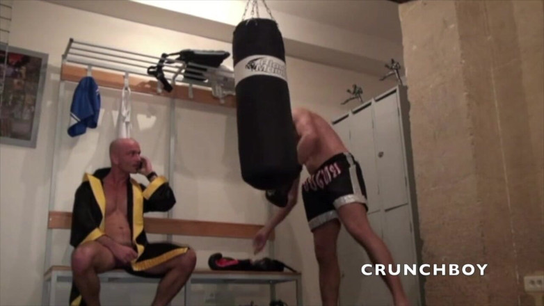 FRENCH AMATORS SEXTAPES: Gay scopato da un uomo boxer nello spiato dello sport...