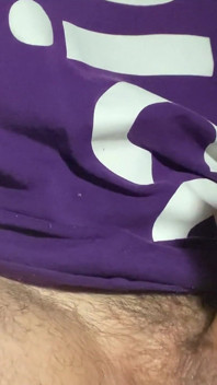 Chlap lemuje svého velkého bílého ptáka až do zničené orgasmu, náklad sténání