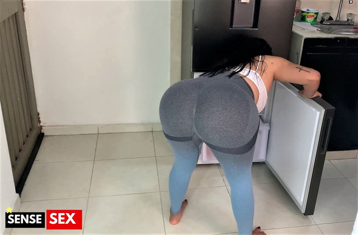 SENSESEX: Amateurcamera op mijn stiefmoeder, ze betrapt me op het filmen...