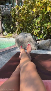 Piedi provocanti all'aperto mentre guardi un film