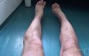 FTM Kinky cuntboy: 毛茸茸的 masc 腿， 男性脚和 ftm 阴部
