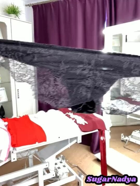 SugarNadya: SugarNadya laiv strim par seksi kapron men badal jaati hai