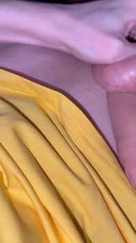 Mladý muž s krásným tělem jemně honí velkého čůráka a stříká na břišní svaly