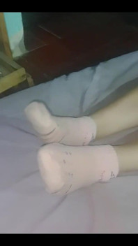 Medi chhote moze aur apni poonchh men apne pair dikhaati hai