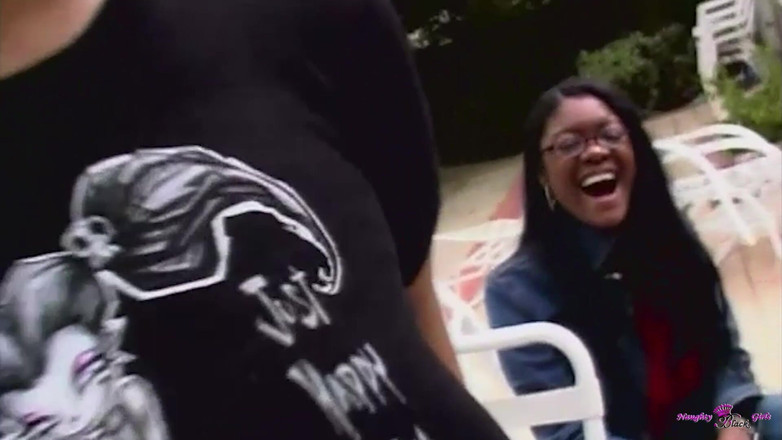 Naughty Black Girls: Tento chvápek byl tak potěšen, že se udělal do pusy této...