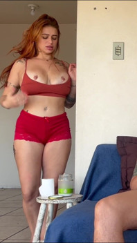 ¡la Vecina Pelirroja Pilló a Su Vecina Masturbándose Y Acabó Con Un Chorro De Semen Dentro De Su Coño!