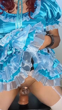 Sissy Candy rider flera av hennes enorma dildon