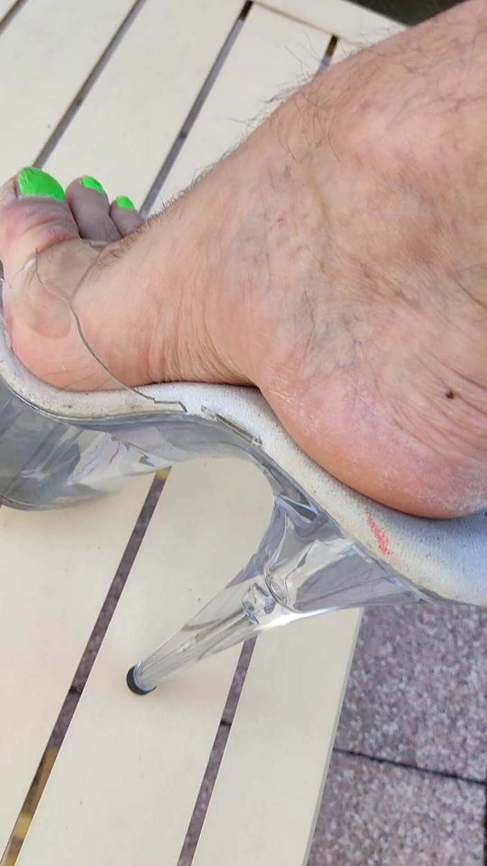 Mutsakin: Sepatu hak tinggi