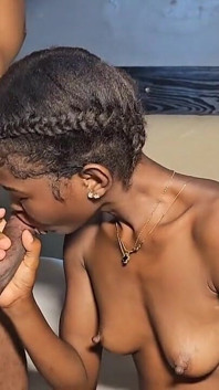 Zakar raksasa hitam membuatkannya menjerit dan memancut mani