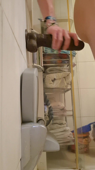Sissy Svenja: Kontol besar hitam di kamar mandi