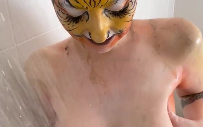Em Yang: Tiger bodypaint fa una doccia e gioca da sola