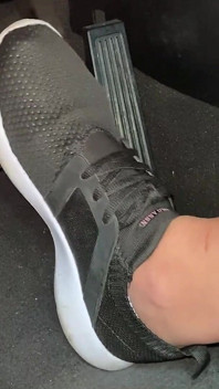 Pompaggio Del Pedale Nelle Scarpe Da Tennis Di Ivys Piedi