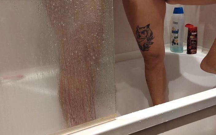 Emma Alex: Masturbasi bareksual di kamar mandi