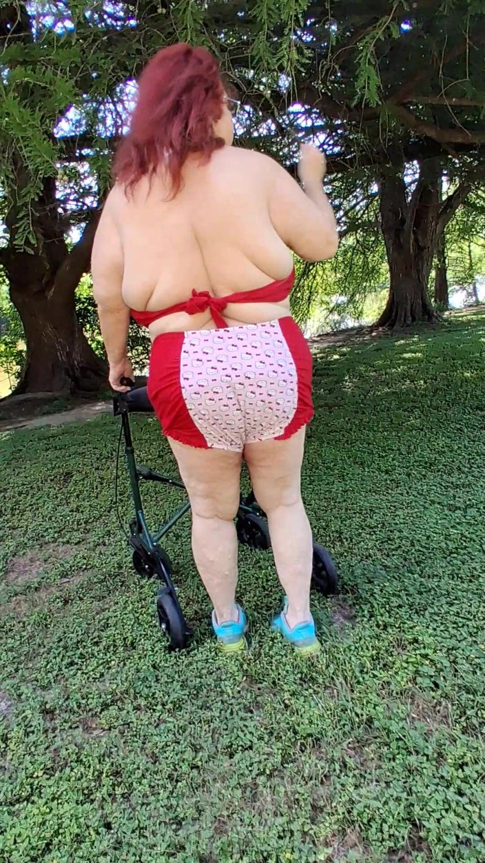 BBW nurse Vicki adventures with friends: Vicki พยาบาลสาวตัวใหญ่สวยกําลังเดินเล่นในชุดว่ายน้ํา Hello Kitty! เธอทําอะไรได้อีก!