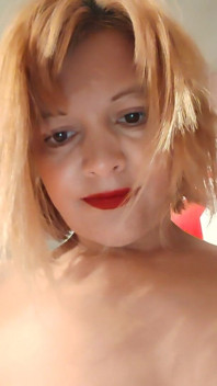 Blonda se masturbează foarte bine
