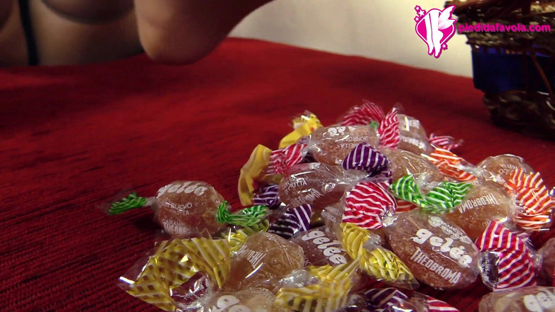 Feet & Cosplay: Samantha держит волков на расстоянии в ее маленьком костюме красной скачки с капюшоном