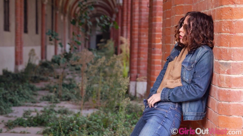 Girls Out West: Gadis remaja hot rambut cokelat ini lagi asik nyepong dan...