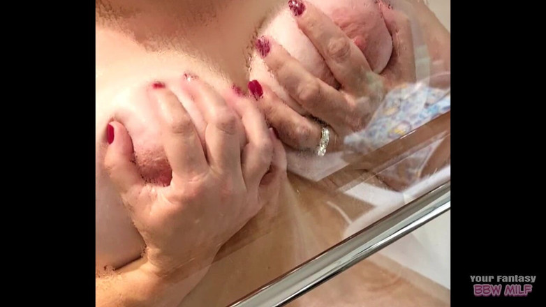 BBW_Wife: Neuken, pissen en doorzichtig t-shirt onder de douche. Grote tieten...